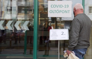 Gulyás: felkészülünk arra is, hogy kilenc hónap múlva mindenkit újra kell oltani