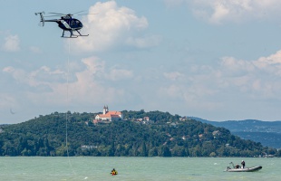 Ezért köröztek helikopterek a Balaton felett