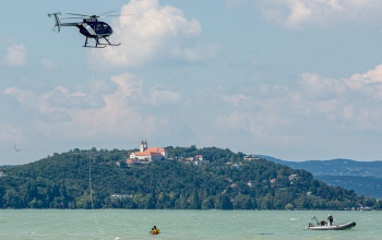 Ezért köröztek helikopterek a Balaton felett