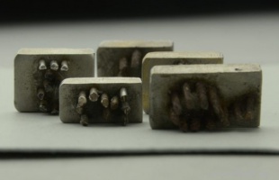 A rabok tetoválására szolgáló bélyegzőket találtak Auschwitz-Birkenauban