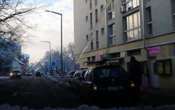 Két autó koccant a Honvéd utcában
