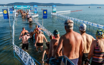 Több mint tízezren teljesítették a Balaton-átúszást