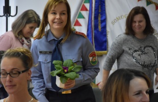 A tűzoltók virággal köszöntötték a női kollégákat