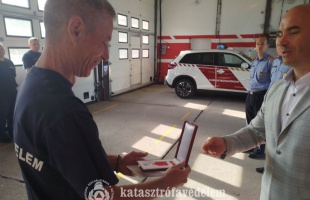 Kitüntették a három évtizede szolgáló tűzoltót