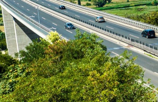 Eddig 1,4 millió darab éves országos és vármegyei autópálya-matricát vásároltak idénre