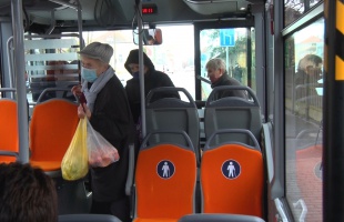 Figyelmeztet a MÁV és a Volán: a fedélzet nem terasz!