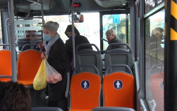 Figyelmeztet a MÁV és a Volán: a fedélzet nem terasz!