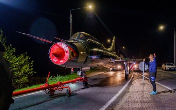 Az éj leple alatt szállították el a vadászbombázót - fotók, videó