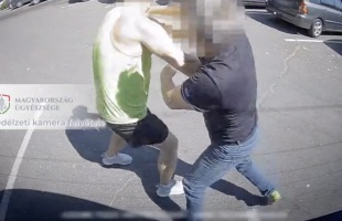 Parkolásból verekedés - a kamera mindent felvett