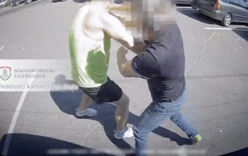 Parkolásból verekedés - a kamera mindent felvett