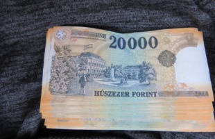 Idős ismerősétől csalt ki pénzt egy nő
