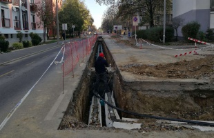 Betemetik a távhővezeték munkaárkát a Sávház köznél