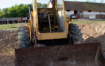 Eladta a rábízott homlokrakodó gépet, majd szőrén-szálán eltűnt