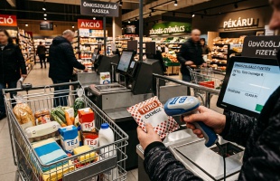 Kézi szkennerrel ügyeskedve akartak lopni a vádlottak