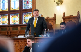 Politikai vita a közgyűlésben: Gelencsér Attila élesen bírálta a Tisza Párt jelöltjét