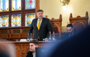 Politikai vita a közgyűlésben: Gelencsér Attila élesen bírálta a Tisza Párt jelöltjét