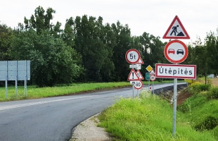 Táblaerdő a 610-esen - araszolás a városból kelet felé haladva