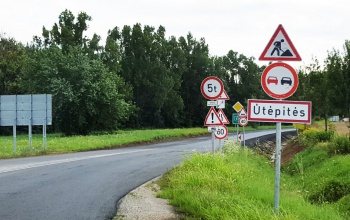 Táblaerdő a 610-esen - araszolás a városból kelet felé haladva
