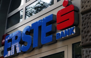 Az Erste szüneteltet egyes banki szolgáltatásokat a hétvégén, hétfőn bankszünnapot tart