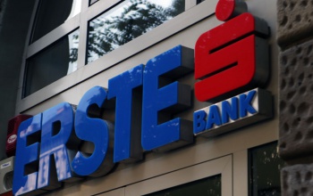 Az Erste szüneteltet egyes banki szolgáltatásokat a hétvégén, hétfőn bankszünnapot tart