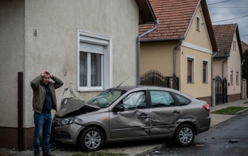 Kidöntötte a kaput és egy ház falnak ütközött – könnyen tragédia lehetett volna belőle