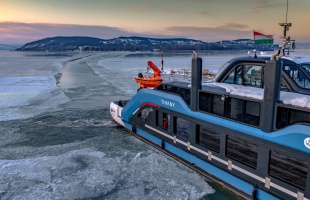 Most már olyan jeges a Balaton, hogy szünetel a kompforgalom Szántód és Tihany között