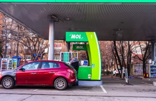 Így változik holnaptól a benzinár