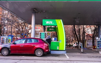 Így változik holnaptól a benzinár