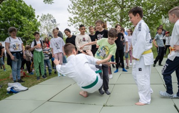 Kajakozás a Malom-tavon és sport példaképekkel: gyerekek százai mozogtak a KASI sportnapján