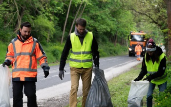 Eltüntetik a szemetet az utak mellől