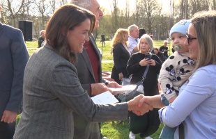 Novák Katalin köztársasági elnök köszöntötte a kaposvári szülőket az Életfánál - videó