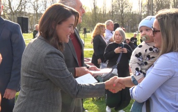 Novák Katalin köztársasági elnök köszöntötte a kaposvári szülőket az Életfánál - videó