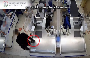 Rögtön lecsapott az elhagyott pénztárcára a tolvaj - videóval