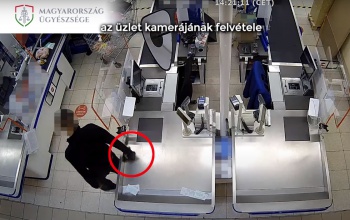 Rögtön lecsapott az elhagyott pénztárcára a tolvaj - videóval
