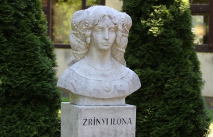 Márványszobor a suli előtt
