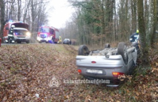 Fejtetőn állt meg egy autó Somogyzsitfánál