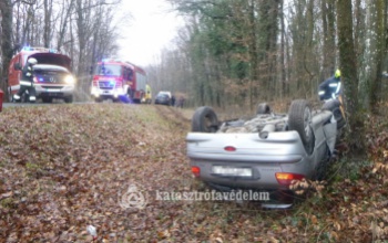 Fejtetőn állt meg egy autó Somogyzsitfánál