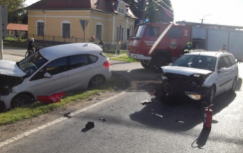 Csúnyán összetört két autó Böhönyén egy kereszteződésben
