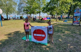 Házhoz mennek a bűnmegelőzési szakemberek - játékos feladatokkal várták a kicsiket a Balatonon is