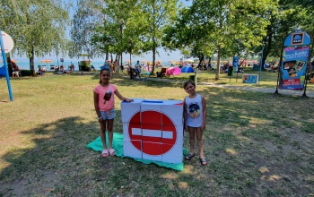 Házhoz mennek a bűnmegelőzési szakemberek - játékos feladatokkal várták a kicsiket a Balatonon is