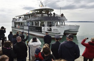 Megkezdődött a balatoni hajózási szezon, újdonságokkal várják a vendégeket