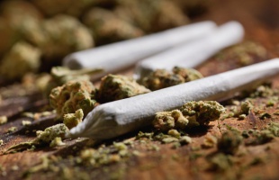 Kolléganőjének értékesített új pszichoaktív anyagot tartalmazó cigarettát