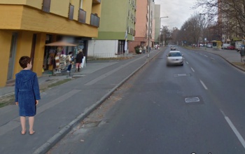 Fürdőköpenyben és papucsban mászkált a városban egy gyermek
