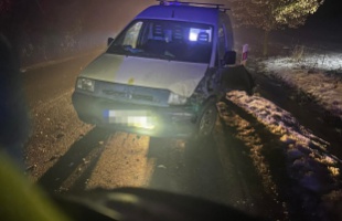 Árokba borult egy autó a 61-es főúton, három jármű ütközött Bárdudvarnoknál