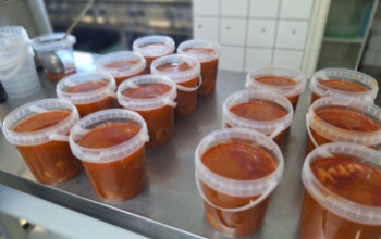 Halászlé a polcokon: kisebb élelmiszerüzletek és helyi kereskedők számára nyit együttműködést az Attalai Halászcsárda