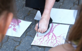 Tudnál lábbal remekművet festeni?