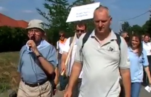 Rózsafüzérrel az egységért
