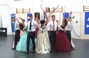 Szalagavató a református gimnáziumban