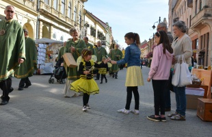 Idén is felvonultak a Mézlovagrendek Kaposvár belvárosában