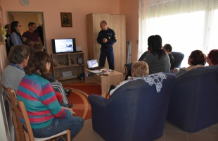 A tűzjelző feladata, hogy riassza a lakókat!